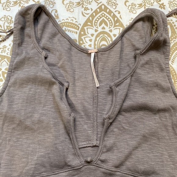 Free People Tank Top V Neck Top Sizes Small Color brown👍🏽 - Picture 3 of 9